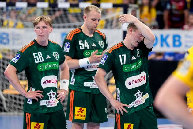 Handball, HBL, Rhein-Neckar Löwen - TSV Hannover-Burgdorf #6 v.li.: Daniel Weber (Die Recken, 58), Justus Fischer (Die Recken, 54), August Baskar Pedersen (Die Recken, 17), Spieler vom TSV Hannover-Burgdorf (Die Recken), enttäuscht über die Niederlage, Enttäuschung nach dem Schlusspfiff, Highlight, Verlierer, verloren, Frustration, disappointed, pessimistisch, 03.06.2026, Mannheim (Deutschland), Handball, Bundesliga, Rhein-Neckar Löwen - TSV Hannover-Burgdorf
