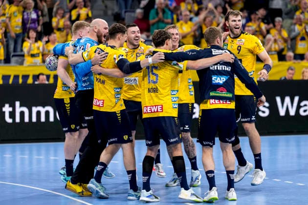 Handball, HBL, Rhein-Neckar Löwen - TSV Hannover-Burgdorf #6 Spieler der Rhein-Neckar-Löwen, Jubel nach dem Schlusspfiff, Freude über den Sieg, Sieger, Gewinner, jubelt, jubeln, fröhlich, positiv, freut sich, freuen, optimistisch, Highlight, Action, Aktion, tanzen im Kreis, Teamkreis, Mannschaftskreis, 03.06.2026, Mannheim (Deutschland), Handball, Bundesliga, Rhein-Neckar Löwen - TSV Hannover-Burgdorf