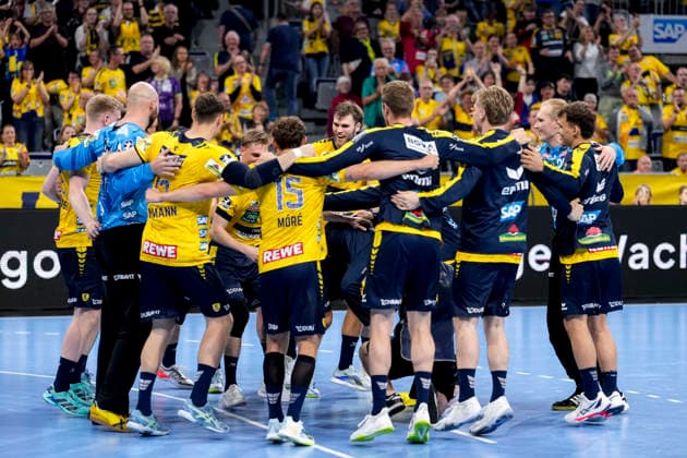 Handball, HBL, Rhein-Neckar Löwen - TSV Hannover-Burgdorf #6 Spieler der Rhein-Neckar-Löwen, Jubel nach dem Schlusspfiff, Freude über den Sieg, Sieger, Gewinner, jubelt, jubeln, fröhlich, positiv, freut sich, freuen, optimistisch, Highlight, Action, Aktion, tanzen im Kreis, Teamkreis, Mannschaftskreis, 03.06.2026, Mannheim (Deutschland), Handball, Bundesliga, Rhein-Neckar Löwen - TSV Hannover-Burgdorf