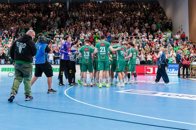 Handball, HBL, TSV GWD Minden - THW Kiel #5 Die Mannschaft von GWD Minden jubelt nach Spielende ueber den 34:30 Sieg GER, GWD Minden vs. THW Kiel, Handball, 1. Bundesliga, 33. Spieltag, Spielzeit 2025 2026, 03.06.2026 GER, GWD Minden vs. THW Kiel, Handball, 1. Bundesliga, 33. Spieltag, Spielzeit 2025 2026, 03.06.2026 Minden Copyright: xEibner-Pressefoto JanxRollingerx EP_JSK