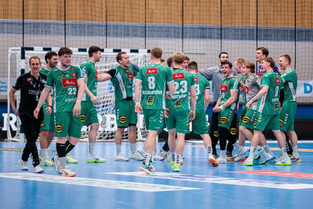 Handball, HBL, TSV GWD Minden - THW Kiel #5 Die Mannschaft von GWD Minden jubelt nach Spielende ueber den 34:30 Sieg GER, GWD Minden vs. THW Kiel, Handball, 1. Bundesliga, 33. Spieltag, Spielzeit 2025 2026, 03.06.2026 GER, GWD Minden vs. THW Kiel, Handball, 1. Bundesliga, 33. Spieltag, Spielzeit 2025 2026, 03.06.2026 Minden Copyright: xEibner-Pressefoto JanxRollingerx EP_JSK