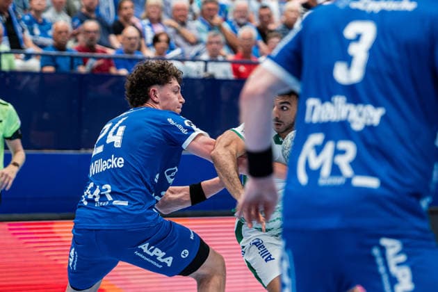Handball, HBL, TBV Lemgo - SC DHfK Leipzig #3 TBV Lemgo Lippe (GER) vs. SC DHfK Leipzig (GER), Handball, Daikin Handball Bundesliga, 33. Spieltag, 3.6.2026, Saision 2025 2026, Lemgo Joel Willecke (TBV Lemgo Lippe, 24) im Zweikampf mit Ahmed Khairi Nasralla (SC DHfK Leipzig, 17) Lemgo Phoenix Contact Arena Deutschland