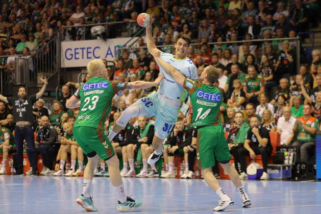 Handball, HBL, SC Magdeburg - VfL Gummersbach #3 03.06.2026, xtgx, Handball, Daikin HBL, SC Magdeburg - VfL Gummersbach v.l. Magnus Saugstrup (Magdeburg, 23), Miro Schluroff (Gummersbach, 15), Omar Ingi Magnusson (Magdeburg, 14) Zweikampf, Duell, Kampf, tackle Magdeburg