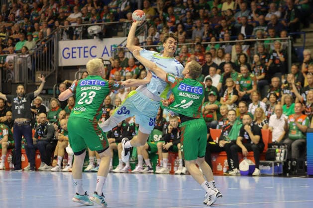 Handball, HBL, SC Magdeburg - VfL Gummersbach #3 03.06.2026, xtgx, Handball, Daikin HBL, SC Magdeburg - VfL Gummersbach v.l. Magnus Saugstrup (Magdeburg, 23), Miro Schluroff (Gummersbach, 15), Omar Ingi Magnusson (Magdeburg, 14) Zweikampf, Duell, Kampf, tackle Magdeburg