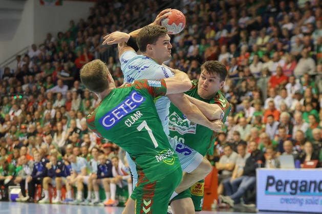 Handball, HBL, SC Magdeburg - VfL Gummersbach #3 03.06.2026, xtgx, Handball, Daikin HBL, SC Magdeburg - VfL Gummersbach v.l. Felix Claar (Magdeburg, 7), Kay Smits (Gummersbach, 31), Elvar Orn Jonsson (Magdeburg, 19) Zweikampf, Duell, Kampf, tackle Magdeburg
