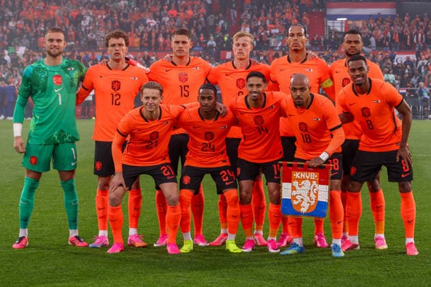 Fußball, Testspiel, Niederlande - Algerien 2026-06-03 Netherlands v Algeria - Friendly international football match ROTTERDAM, NETHERLANDS - JUNE 3: Teamphooto before the match with Goalkeeper Bart Verbruggen of Netherlands, Mats Wieffer of Netherlands, Micky van de Ven of NetherlandsJan Paul van Hecke of Netherlands, Virgil van Dijk of Netherlands, Cody Gakpo of Netherlands, Frenkie de Jong of Netherlands, Crysencio Summerville of Netherlands, Tijjani Reijnders of Netherlands, Donyell Malen of Netherlands, Ryan Gravenberch of Netherlands during the Friendly international football match match between Netherlands and Algeria at Stadion Feijenoord on June 3, 2026 in Rotterdam, Netherlands. Rotterdam Stadion Feijenoord Netherlands Content not available for redistribution in The Netherlands directly or indirectly through any third parties. Copyright: xHansxvanxderxValkx