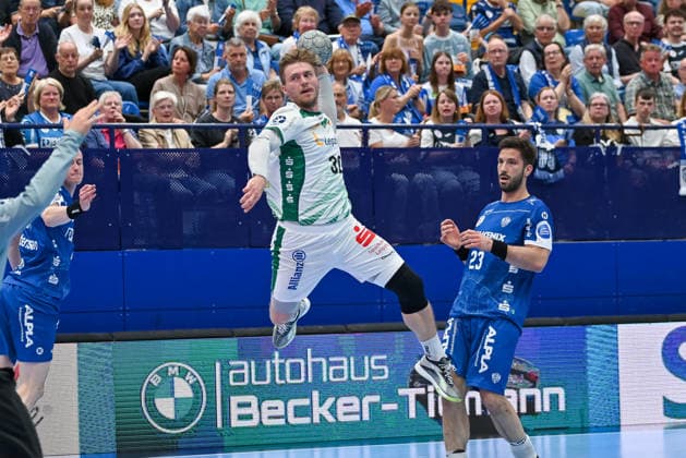 Handball, HBL, TBV Lemgo - SC DHfK Leipzig #3 Franz Semper (SC DHfK Leipzig, 32) wirft, Tim Suton (TBV Lemgo LIppe, 23) kommt zu spaet TBV Lemgo Lippe vs. SC DHfK Leipzig, Handball, 1. Bundesliga, 33. Spieltag, Saison 2025 2026, 03.06.2026, TBV Lemgo Lippe vs. SC DHfK Leipzig, Handball, 1. Bundesliga, 33. Spieltag, Saison 2025 2026, 03.06.2026 Lemgo Copyright: xEibner-Pressefoto RobertxGertzenx EP_RGN
