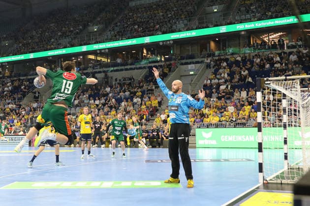 Handball, HBL, Rhein-Neckar Löwen - TSV Hannover-Burgdorf #6 v.li. Marius Steinhauser (TSV Hannover-Burgdorf, 19), Mike Jensen (Rhein Neckar Loewen, 20) GER, Rhein Neckar Loewen gegen TSV Hannover-Burgdorf, Handball, 1.Bundesliga, Spielzeit 2025 2026, 03.05.2026 GER, Rhein Neckar Loewen vs. TSV Hannover-Burgdorf, 1.Bundesliga, Spielzeit 2025 2026, 03.05.2026 Mannheim Copyright: xEibner-Pressefoto JoergxHirschx EP_JHH