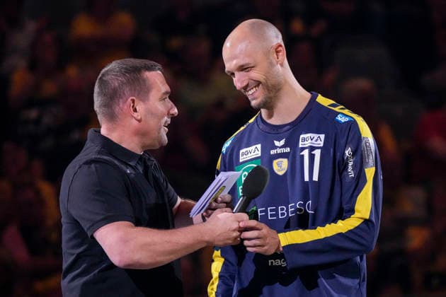 Handball, HBL, Rhein-Neckar Löwen - TSV Hannover-Burgdorf #4 v.li.: Holger Bachert (Geschäftsführer, RNL) und Lukas Sandell (RNL, 11), bei seiner Verabschiedung, Abschied vom Verein, Aktion, Action, 03.06.2026, Mannheim (Deutschland), Handball, Bundesliga, Rhein-Neckar Löwen - TSV Hannover-Burgdorf