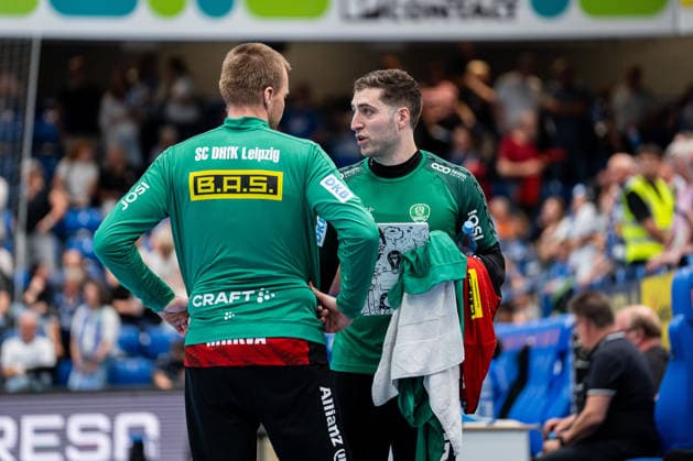 Handball, HBL, TBV Lemgo - SC DHfK Leipzig #3 TBV Lemgo Lippe (GER) vs. SC DHfK Leipzig (GER), Handball, Daikin Handball Bundesliga, 33. Spieltag, 3.6.2026, Saision 2025 2026, Lemgo Tomas Mrkva (SC DHfK Leipzig, 16) und Domenico Ebner (SC DHfK Leipzig, 01) unterhalten sich waehrend der Halbzeit Lemgo Phoenix Contact Arena Deutschland