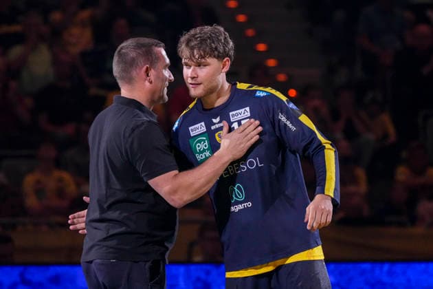 Handball, HBL, Rhein-Neckar Löwen - TSV Hannover-Burgdorf #4 v.li.: Holger Bachert (Geschäftsführer, RNL), David More (RNL, 15), bei seiner Verabschiedung, Abschied vom Verein, Aktion, Action, 03.06.2026, Mannheim (Deutschland), Handball, Bundesliga, Rhein-Neckar Löwen - TSV Hannover-Burgdorf