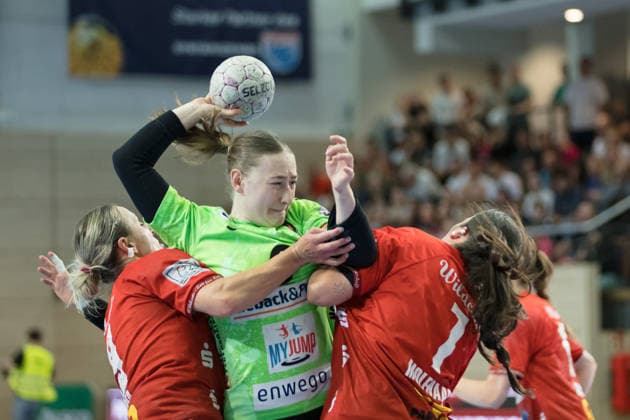 Lea Gruber (Halle, 19), Lara Sophie Fichtner (Berlin, 6), Engelina Alida Corona Molenaar (Halle, 7), SV Union Halle-Neustadt vs. Füchse Berlin, Spreefüxxe, Handball Bundesliga Frauen, Relegation, Hinspiel, Saison 2025 26, 03.06.2026 Halle SWH Arena Sachsen-Anhalt Deutschland