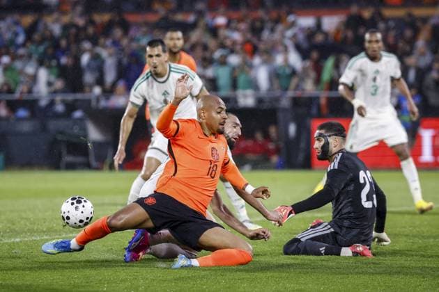 Fußball, Testspiel, Niederlande - Algerien #3 ROTTERDAM - (lr) Donyell Malen of the Netherlands, Nabil Bentaleb of Algeria and Algeria goalkeeper Luca Zidane during the friendly international match, Länderspiel, Nationalmannschaft between the Netherlands and Algeria at Feyenoord stadium De Kuip on June 3, 2026 in Rotterdam, the Netherlands. The Dutch national team, Nationalteam is preparing for the 2026 FIFA World Cup, WM, Weltmeisterschaft, Fussball BAS CZERWINSKI ANP International Friendly, Länderspiel, Nationalmannschaft 2026 xVIxANPxSportx xxANPxIVx 560014863 originalFilename: 560014863.jpg
