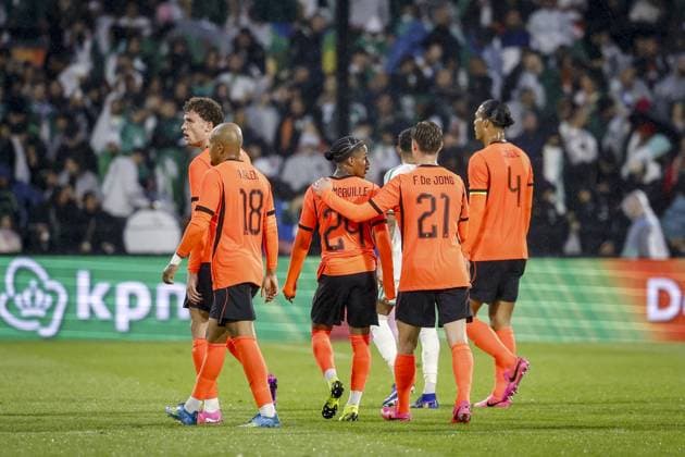 Fußball, Testspiel, Niederlande - Algerien #3 ROTTERDAM - (lr) Donyell Malen of the Netherlands, Mats Wieffer of the Netherlands, Crysencio Summerville of the Netherlands, Frenkie de Jong of the Netherlands and Virgil van Dijk of the Netherlands at half-time of the friendly international match, Länderspiel, Nationalmannschaft between the Netherlands and Algeria at Feyenoord stadium De Kuip on June 3, 2026 in Rotterdam, the Netherlands. The Dutch national team, Nationalteam is preparing for the 2026 FIFA World Cup, WM, Weltmeisterschaft, Fussball BAS CZERWINSKI ANP International Friendly, Länderspiel, Nationalmannschaft 2026 xVIxANPxSportx xxANPxIVx 560015537 originalFilename: 560015537.jpg