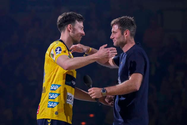 v.li.: Patrick Groetzki (RNL, 24) umarmt Uwe Gensheimer (Scouting, RNL) bei seinem Karriereende, bei seiner Verabschiedung, Abschied als Spieler, Aktion, Action, 03.06.2026, Mannheim (Deutschland), Handball, Bundesliga, Rhein-Neckar Löwen - TSV Hannover-Burgdorf