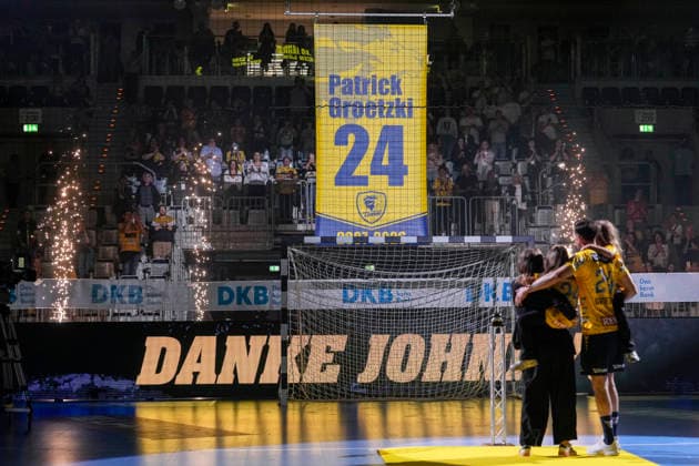 Patrick Groetzki (RNL, 24) erhält zu seinem Karriereende einen Banner mit seinem Namen und der Rückennummer 24 unter dem Hallendach, bei seiner Verabschiedung, Abschied als Spieler, Aktion, Action, Danke Johnny, 03.06.2026, Mannheim (Deutschland), Handball, Bundesliga, Rhein-Neckar Löwen - TSV Hannover-Burgdorf