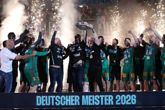 Handball, HBL, SC Magdeburg feiert Deutsche Meisterschaft #2 03.06.2026, xtgx, Handball, Daikin HBL, SC Magdeburg - VfL Gummersbach v.l. Siegerehrung, Meisterschale, deutscher Meister, Jubel, Freude, Emotionen Co Trainer Yves Grafenhorst, Trainer Bennet Weigert, Torwarttrainer Dino Spiranec Magdeburg