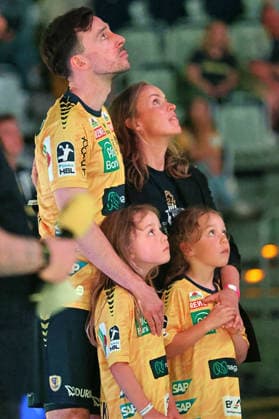 Verabschiedung von Patrick Groetzki (Rhein Neckar Loewen, 24) mit Ehrung zusammen mit Ehefrau und Familie. GER, Rhein Neckar Loewen gegen TSV Hannover-Burgdorf, Handball, 1.Bundesliga, Spielzeit 2025 2026, 03.05.2026 GER, Rhein Neckar Loewen vs. TSV Hannover-Burgdorf, 1.Bundesliga, Spielzeit 2025 2026, 03.05.2026 Mannheim Copyright: xEibner-Pressefoto JoergxHirschx EP_JHH