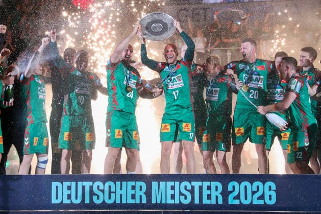 03.06.2026, xgox, Handball - Daikin HBL SC Magdeburg - VfL Gummersbach emspor, v.l. Christian O Sullivan (Magdeburg, 24), Tim Hornke (Magdeburg, 17) Jubel zur deutschen Meisterschaft, Meisterschale, Ehrung, Siegerehrung, Pokal Magdeburg