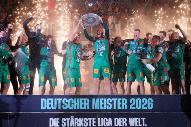 03.06.2026, xtgx, Handball, Daikin HBL, SC Magdeburg - VfL Gummersbach v.l. Siegerehrung um Christian O Sullivan (Magdeburg, 24) und Tim Hornke (Magdeburg, 17) , Meisterschale, Schale, Trophäe Jubel über Titelgewinn, Meisterschaft, deutscher Meister, jubelt, celebration Magdeburg