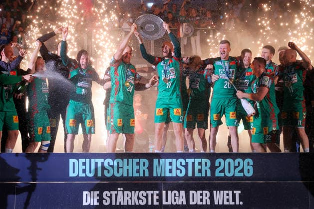 03.06.2026, xtgx, Handball, Daikin HBL, SC Magdeburg - VfL Gummersbach v.l. Siegerehrung um Christian O Sullivan (Magdeburg, 24) und Tim Hornke (Magdeburg, 17) , Meisterschale, Schale, Trophäe Jubel über Titelgewinn, Meisterschaft, deutscher Meister, jubelt, celebration Magdeburg