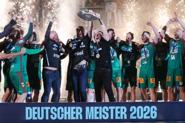 03.06.2026, xtgx, Handball, Daikin HBL, SC Magdeburg - VfL Gummersbach v.l. Siegerehrung um Yves Grafenhorst (Co Trainer), Bennet Wiegert (Magdeburg, Trainer), Dino Spiranec (Torwarttrainer) Meisterschale, Schale, Trophäe Jubel über Titelgewinn, Meisterschaft, deutscher Meister, jubelt, celebration Magdeburg