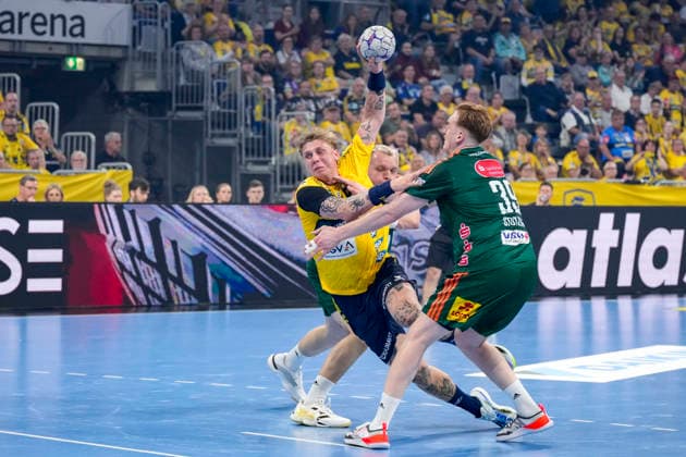 v.li.: Edwin Aspenbäck (RNL, 78), Justus Fischer (Die Recken, 54), Lukas Stutzke (Die Recken, 39), Zweikampf, Spielszene, Duell, duel, tackle, tackling, Dynamik, Action, Aktion, 03.06.2026, Mannheim (Deutschland), Handball, Bundesliga, Rhein-Neckar Löwen - TSV Hannover-Burgdorf