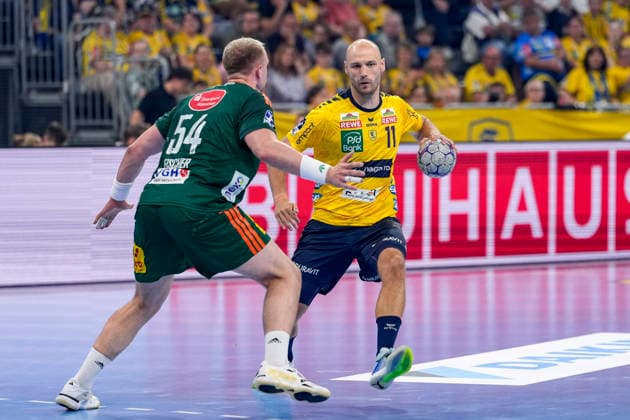 v.li.: Justus Fischer (Die Recken, 54), Lukas Sandell (RNL, 11), Zweikampf, Spielszene, Duell, duel, tackle, tackling, Dynamik, Action, Aktion, 03.06.2026, Mannheim (Deutschland), Handball, Bundesliga, Rhein-Neckar Löwen - TSV Hannover-Burgdorf