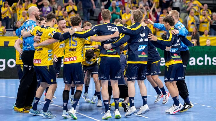 Spieler der Rhein-Neckar-Löwen, Jubel nach dem Schlusspfiff, Freude über den Sieg, Sieger, Gewinner, jubelt, jubeln, fröhlich, positiv, freut sich, freuen, optimistisch, Highlight, Action, Aktion, tanzen im Kreis, Teamkreis, Mannschaftskreis, 03.06.2026, Mannheim (Deutschland), Handball, Bundesliga, Rhein-Neckar Löwen - TSV Hannover-Burgdorf