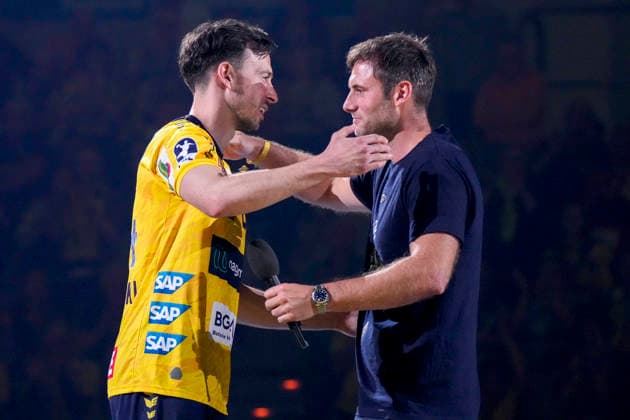 v.li.: Patrick Groetzki (RNL, 24) umarmt Uwe Gensheimer (Scouting, RNL) bei seinem Karriereende, bei seiner Verabschiedung, Abschied als aktiver Spieler vom Verein, Aktion, Action, 03.06.2026, Mannheim (Deutschland), Handball, Bundesliga, Rhein-Neckar Löwen - TSV Hannover-Burgdorf
