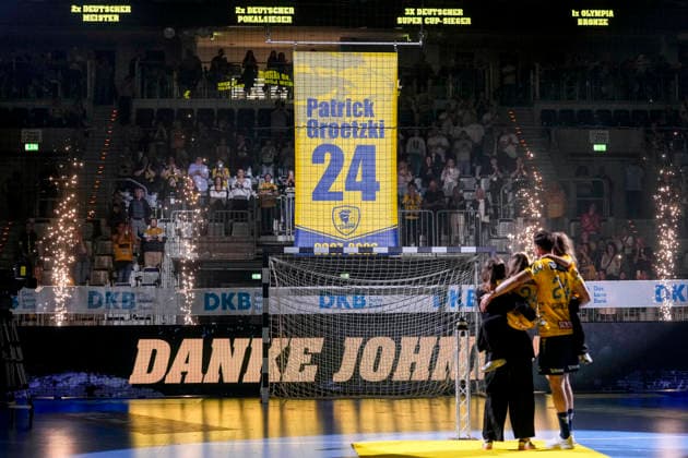 Patrick Groetzki (RNL, 24) erhält zu seinem Karriereende einen Banner mit seinem Namen und der Rückennummer 24 unter dem Hallendach der SAP Arena, bei seiner Verabschiedung, Abschied als aktiver Spieler vom Verein, Aktion, Action, Danke Johnny, 03.06.2026, Mannheim (Deutschland), Handball, Bundesliga, Rhein-Neckar Löwen - TSV Hannover-Burgdorf