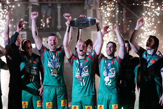 Daniel Pettersson (SC Magdeburg,11) mit der Meisterschale und v.l.. Tim Hornke (SC Magdeburg,17), Philipp Weber (SC Magdeburg,20), Lukas Mertens (SC Magdeburg,22), Manuel Zehnder (SC Magdeburg,8) - Handball Bundesliga Saison 2025-2026 SC Magdeburg vs. VfL Gummersbach in der GETEC Arena in Magdeburg - Aktion,Handball,Deutschland,03.06.2026