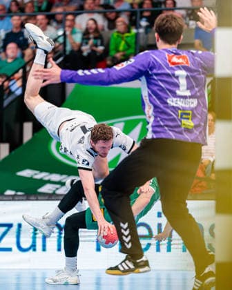 (L-R) Magnus Landin Jacobsen (THW Kiel, 07), Jakub Sterba (GWD Minden, 19), Malte Semisch (GWD Minden, 01) GER, GWD Minden vs. THW Kiel, Handball, 1. Bundesliga, 33. Spieltag, Spielzeit 2025 2026, 03.06.2026 GER, GWD Minden vs. THW Kiel, Handball, 1. Bundesliga, 33. Spieltag, Spielzeit 2025 2026, 03.06.2026 Minden Copyright: xEibner-Pressefoto JanxRollingerx EP_JSK