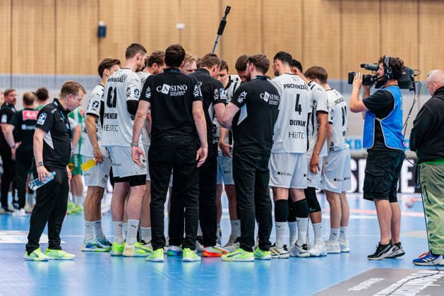 Die Mannschaft von THW Kiel steht in der Auszeit zusammen GER, GWD Minden vs. THW Kiel, Handball, 1. Bundesliga, 33. Spieltag, Spielzeit 2025 2026, 03.06.2026 GER, GWD Minden vs. THW Kiel, Handball, 1. Bundesliga, 33. Spieltag, Spielzeit 2025 2026, 03.06.2026 Minden Copyright: xEibner-Pressefoto JanxRollingerx EP_JSK