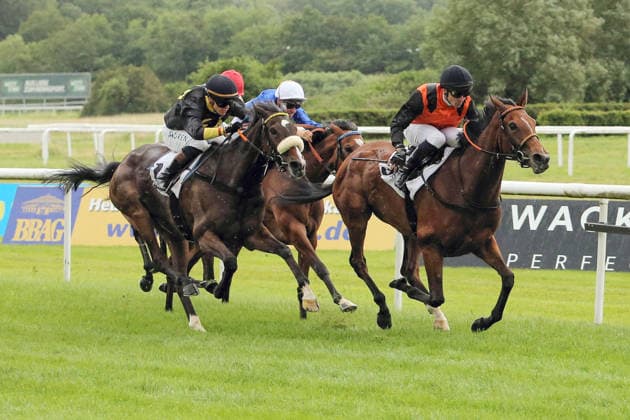 04.06.2026, Iffezheim, Baden-Wuerttemberg, GER - Ruby Lips mit Rene Piechulek gewinnt. Galopprennbahn Baden-Baden, Iffezheim. (Pferd, Jockey, Ruby Lips, Piechulek, Sieg, Ziel, Zielankunft) 260604B982IFFEZHEIM.JPG