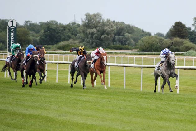 04.06.2026, Iffezheim, Baden-Wuerttemberg, GER - Sir Tommy Cen mit Aurelien Lemaitre gewinnt die Kronimus 48. Badener Meile. Galopprennbahn Baden-Baden, Iffezheim. (Pferd, Jockey, Sir Tommy Cen, Lemaitre, Sieg, Ziel, Zielankunft) 260604B985IFFEZHEIM.JPG