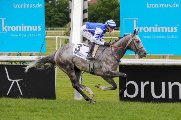 04.06.2026, Iffezheim, Baden-Wuerttemberg, GER - Sir Tommy Cen mit Aurelien Lemaitre gewinnt die Kronimus 48. Badener Meile. Galopprennbahn Baden-Baden, Iffezheim. (Pferd, Jockey, Sir Tommy Cen, Lemaitre, Sieg, Ziel, Zielankunft) 260604B987IFFEZHEIM.JPG