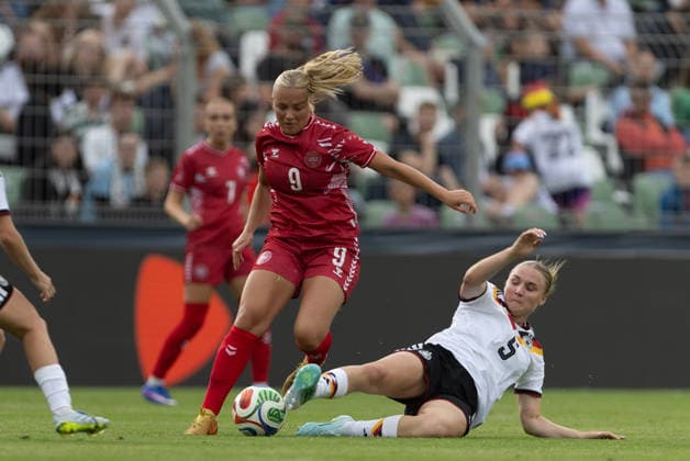 GER, Leipzig, DFB, Fussball, Frauenfussball, internationales Freundschaftsspiel, Deutschland U23 vs. Daenemark U23 im Bild v.l.: Mai Wendicke (Daenemark 09),Jella Veit (Deutschland U23 05), Zweikampf 04.06.2026, Alfred-Kunze Sportpark Leipzig DFB REGULATIONS PROHIBIT ANY USE OF PHOTOGRAPHS AS IMAGE SEQUENCES AND OR QUASI-VIDEO, Copyright: HMBxMedia PaulxFritz