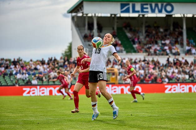 04.06.2026, GER, Frauenfußball, Internationale Testpiele, Freundschaftsspiel, 2026, Deutschland U23 - Dänemark U23 Sophie Nachtigall (13, Deutschland U23w), Freisteller, Aktion, mit Ball, Ballannahme Leipzig Alfred-Kunze-Sportpark Sachsen Deutschland