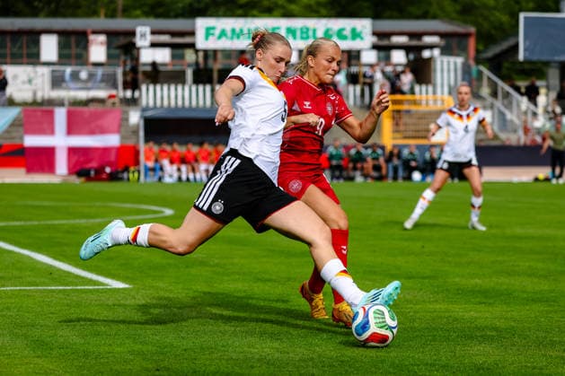 Jella Veit (U23 Frauen Nationalmannschaft Deutschland, 05) Zweikampf, Duell, Kampf am Ball mit Mai Wendicke (U23 Frauen Nationalmannschaft Daenemark, 09), GER, Deutschland vs. Daenemark, U23 Frauen Nationalmannschaft, Testspiel, Saison 2025 2026, 04.06.2026 ,¨ DFL REGULATIONS PROHIBIT ANY USE OF PHOTOGRAPHS AS IMAGE SEQUENCES AND OR QUASI-VIDEO,¨ GER, Deutschland vs. Daenemark, U23 Frauen Nationalmannschaft, Testspiel, Saison 2025 2026, 04.06.2026 Leipzig Copyright: xEibner-Pressefoto LauraxRoemerx EP_LRR