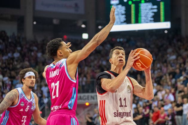 Zweikampf zwischen Joel Aminu (Telekom Baskets Bonn, 21) und Vladimir Lucic (FC Bayern Muenchen Basketball, 11). Telekom Baskets Bonn vs. FC Bayern Muenchen, Basketball, e@sy credit BBL, Halbfinale, 3. Spiel, Saison 2025 2026, 04.06.2026 Telekom Baskets Bonn vs. FC Bayern Muenchen, Basketball, e@sy credit BBL, Halbfinale, 3. Spiel, Saison 2025 2026, 04.06.2026 Bonn Copyright: xEibner-Pressefoto ThomasxHaeslerx EP_THR