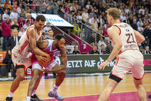 Zweikampf zwischen Kilian Fischer (FC Bayern Muenchen, 01) und Jeff Garrett Jr. (Telekom Baskets Bonn, 04). Daneben Justus Hollatz (FC Bayern Muenchen, 21). Telekom Baskets Bonn vs. FC Bayern Muenchen, Basketball, e@sy credit BBL, Halbfinale, 3. Spiel, Saison 2025 2026, 04.06.2026 Telekom Baskets Bonn vs. FC Bayern Muenchen, Basketball, e@sy credit BBL, Halbfinale, 3. Spiel, Saison 2025 2026, 04.06.2026 Bonn Copyright: xEibner-Pressefoto ThomasxHaeslerx EP_THR