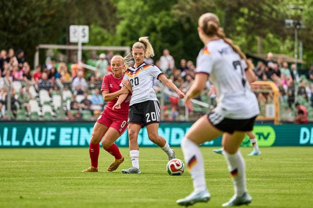 04.06.2026, GER, Frauenfußball, Internationale Testpiele, Freundschaftsspiel, 2026, Deutschland U23 - Dänemark U23 Julia Landenberger (20, Deutschland U23w), Aktion, mit Ball, Zweikampf Leipzig Alfred-Kunze-Sportpark Sachsen Deutschland