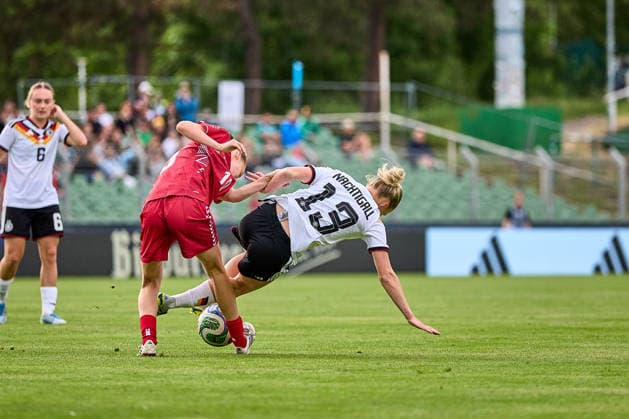 04.06.2026, GER, Frauenfußball, Internationale Testpiele, Freundschaftsspiel, 2026, Deutschland U23 - Dänemark U23 Sophie Nachtigall (13, Deutschland U23w), Rückansicht, Aktion, mit Ball, Zweikampf Leipzig Alfred-Kunze-Sportpark Sachsen Deutschland