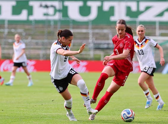 Deutschland - Daenemark Laenderspiel U23 Frauen Leipzig, 04.06.2026, Alfred-Kunze-Sportpark, Fussball, U23 Frauen, Länderspiel. BR DEUTSCHLAND (GER) vs. DÄNEMARK (DEN) , Im Bild v.l.: Dilara Acikgöz (3, GER, Frankfurt) und Mai Wendicke ( 9,DEN) ,