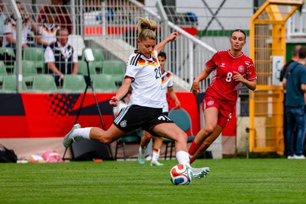 Julia Landenberger (U23 Frauen Nationalmannschaft Deutschland, 20) am Ball, schiesst, pass, Josefine Valvik (U23 Frauen Nationalmannschaft Daenemark, 08), GER, Deutschland vs. Daenemark, U23 Frauen Nationalmannschaft, Testspiel, Saison 2025 2026, 04.06.2026 ,¨ DFL REGULATIONS PROHIBIT ANY USE OF PHOTOGRAPHS AS IMAGE SEQUENCES AND OR QUASI-VIDEO,¨ GER, Deutschland vs. Daenemark, U23 Frauen Nationalmannschaft, Testspiel, Saison 2025 2026, 04.06.2026 Leipzig Copyright: xEibner-Pressefoto LauraxRoemerx EP_LRR
