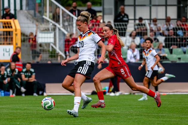 Julia Landenberger (U23 Frauen Nationalmannschaft Deutschland, 20) am Ball gegen Josefine Valvik (U23 Frauen Nationalmannschaft Daenemark, 08), GER, Deutschland vs. Daenemark, U23 Frauen Nationalmannschaft, Testspiel, Saison 2025 2026, 04.06.2026 ,¨ DFL REGULATIONS PROHIBIT ANY USE OF PHOTOGRAPHS AS IMAGE SEQUENCES AND OR QUASI-VIDEO,¨ GER, Deutschland vs. Daenemark, U23 Frauen Nationalmannschaft, Testspiel, Saison 2025 2026, 04.06.2026 Leipzig Copyright: xEibner-Pressefoto LauraxRoemerx EP_LRR