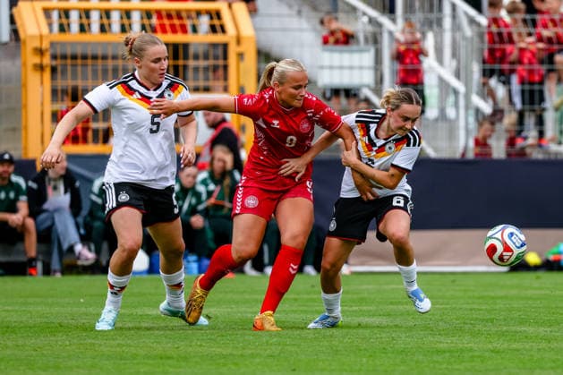 Jella Veit (U23 Frauen Nationalmannschaft Deutschland, 05), Mai Wendicke (U23 Frauen Nationalmannschaft Daenemark, 09), Sofie Zdebel (U23 Frauen Nationalmannschaft Deutschland, 06) Zweikampf, Duell, Kampf um den Ball, GER, Deutschland vs. Daenemark, U23 Frauen Nationalmannschaft, Testspiel, Saison 2025 2026, 04.06.2026 ,¨ DFL REGULATIONS PROHIBIT ANY USE OF PHOTOGRAPHS AS IMAGE SEQUENCES AND OR QUASI-VIDEO,¨ GER, Deutschland vs. Daenemark, U23 Frauen Nationalmannschaft, Testspiel, Saison 2025 2026, 04.06.2026 Leipzig Copyright: xEibner-Pressefoto LauraxRoemerx EP_LRR