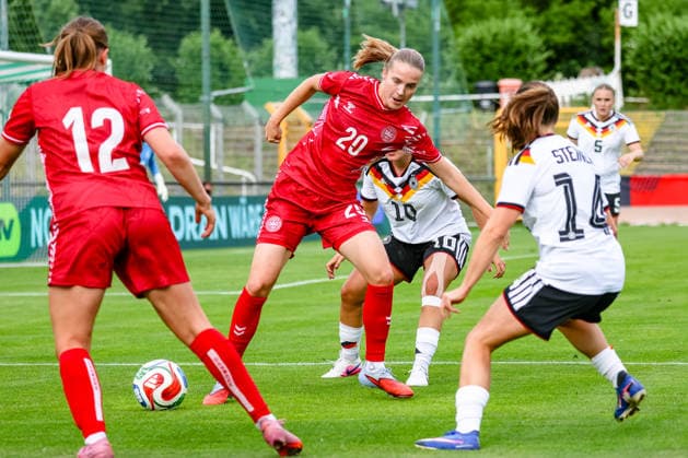 Therese Vestermark (U23 Frauen Nationalmannschaft Daenemark, 20) am Ball gegen Estrella Merino Gonzales (U23 Frauen Nationalmannschaft Deutschland, 10), Marie Steiner (U23 Frauen Nationalmannschaft Deutschland, 14), Zweikampf, Duell, Kampf, GER, Deutschland vs. Daenemark, U23 Frauen Nationalmannschaft, Testspiel, Saison 2025 2026, 04.06.2026 ,¨ DFL REGULATIONS PROHIBIT ANY USE OF PHOTOGRAPHS AS IMAGE SEQUENCES AND OR QUASI-VIDEO,¨ GER, Deutschland vs. Daenemark, U23 Frauen Nationalmannschaft, Testspiel, Saison 2025 2026, 04.06.2026 Leipzig Copyright: xEibner-Pressefoto LauraxRoemerx EP_LRR
