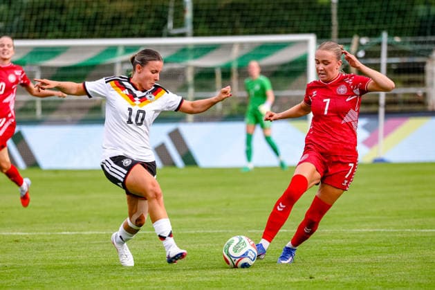 Estrella Merino Gonzales (U23 Frauen Nationalmannschaft Deutschland, 10) Zweikampf, Duell, Kampf Sarah Thygesen (U23 Frauen Nationalmannschaft Daenemark, 07), GER, Deutschland vs. Daenemark, U23 Frauen Nationalmannschaft, Testspiel, Saison 2025 2026, 04.06.2026 ,¨ DFL REGULATIONS PROHIBIT ANY USE OF PHOTOGRAPHS AS IMAGE SEQUENCES AND OR QUASI-VIDEO,¨ GER, Deutschland vs. Daenemark, U23 Frauen Nationalmannschaft, Testspiel, Saison 2025 2026, 04.06.2026 Leipzig Copyright: xEibner-Pressefoto LauraxRoemerx EP_LRR